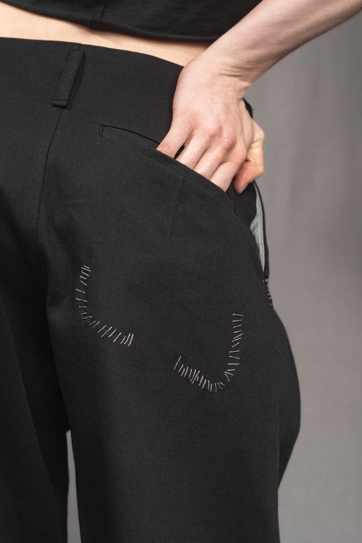 eigensinnig wien | SteEgo | Avantgarde Hosenanzug mit asymmetrischem Blazer und weiter Bundfaltenhose