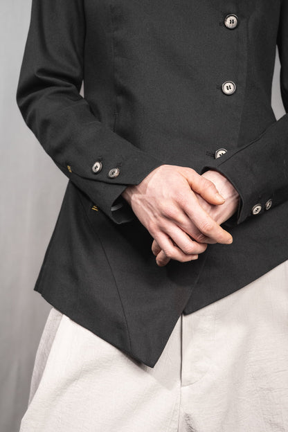 eigensinnig wien | SteEgo | Avantgarde Hosenanzug mit asymmetrischem Blazer und weiter Bundfaltenhose