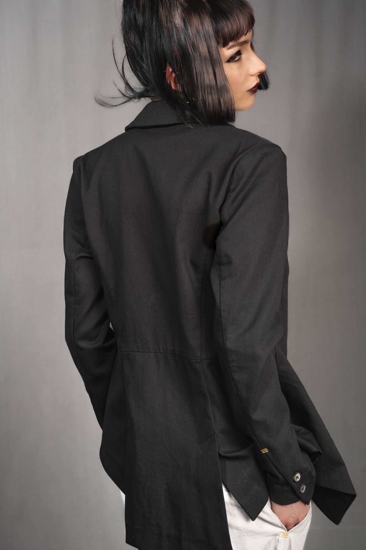 eigensinnig wien | SteEgo | Avantgarde Hosenanzug mit asymmetrischem Blazer und weiter Bundfaltenhose