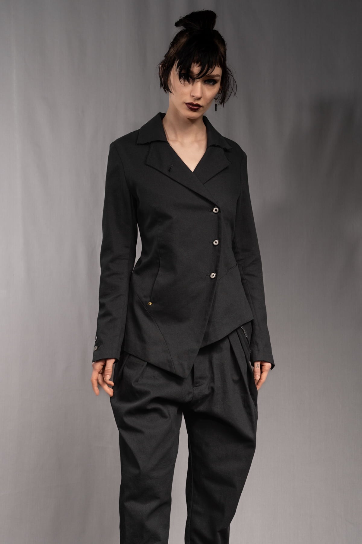 eigensinnig wien | SteEgo | Avantgarde Hosenanzug mit asymmetrischem Blazer und weiter Bundfaltenhose