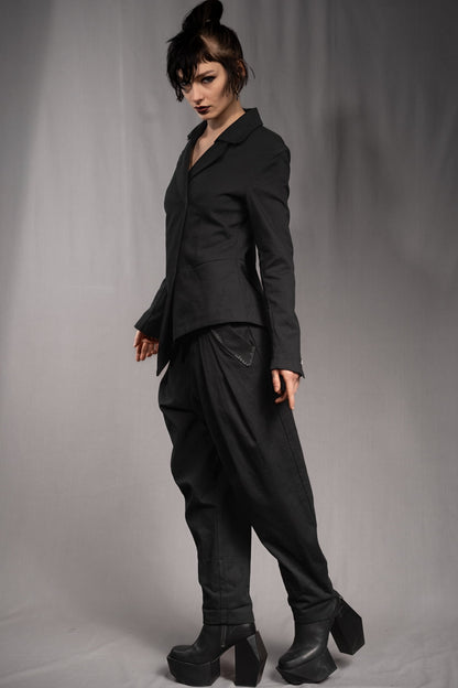 eigensinnig wien | SteEgo | Avantgarde Hosenanzug mit asymmetrischem Blazer und weiter Bundfaltenhose