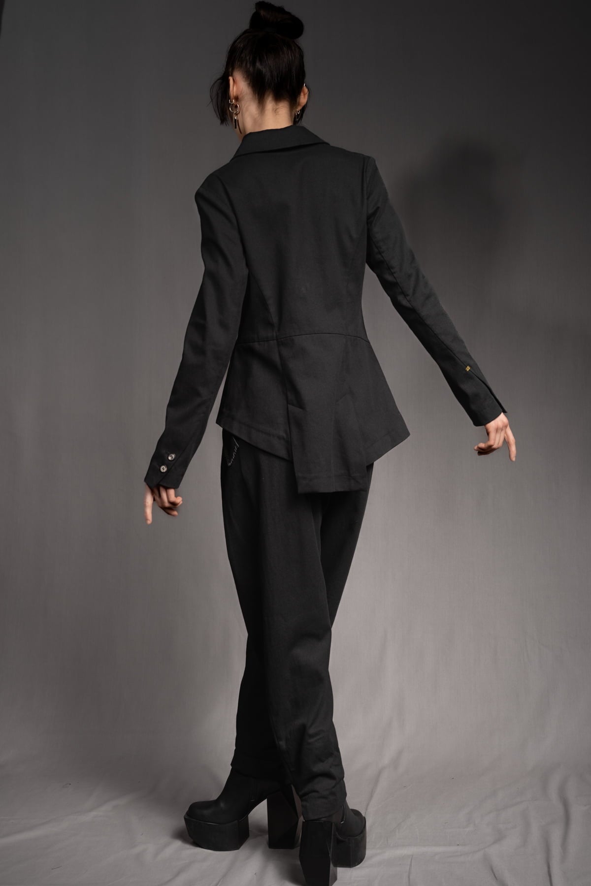 eigensinnig wien | SteEgo | Avantgarde Hosenanzug mit asymmetrischem Blazer und weiter Bundfaltenhose