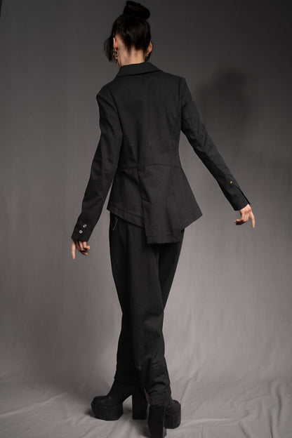 eigensinnig wien | SteEgo | Avantgarde Hosenanzug mit asymmetrischem Blazer und weiter Bundfaltenhose