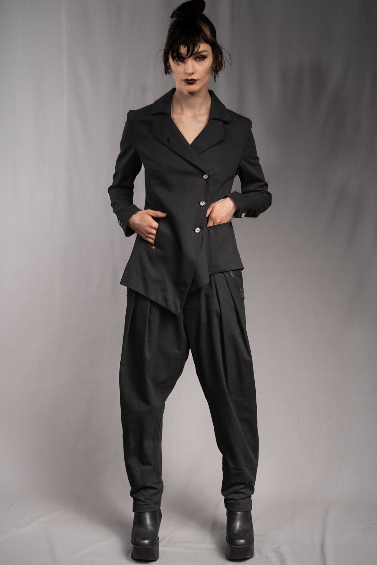 eigensinnig wien | SteEgo | Avantgarde Hosenanzug mit asymmetrischem Blazer und weiter Bundfaltenhose