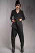 eigensinnig wien | SteEgo | Avantgarde Hosenanzug mit asymmetrischem Blazer und weiter Bundfaltenhose
