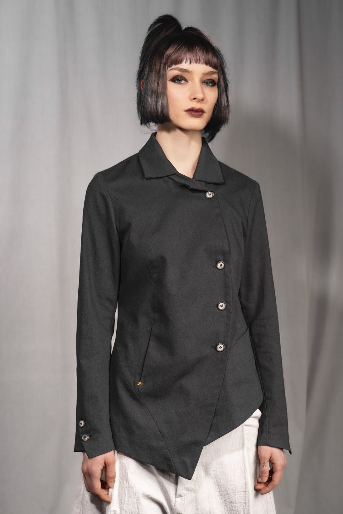 eigensinnig wien | Stein | Extravaganter, asymmetrischer Designerblazer für Damen aus schwarzer Baumwolle