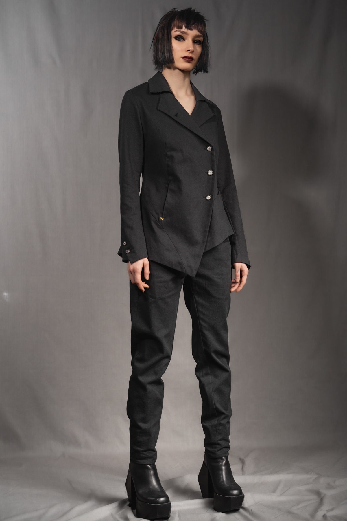 eigensinnig wien | SteKil | Asymmetrischer, moderner, schwarzer Damen Hosenanzug aus leichter Baumwolle