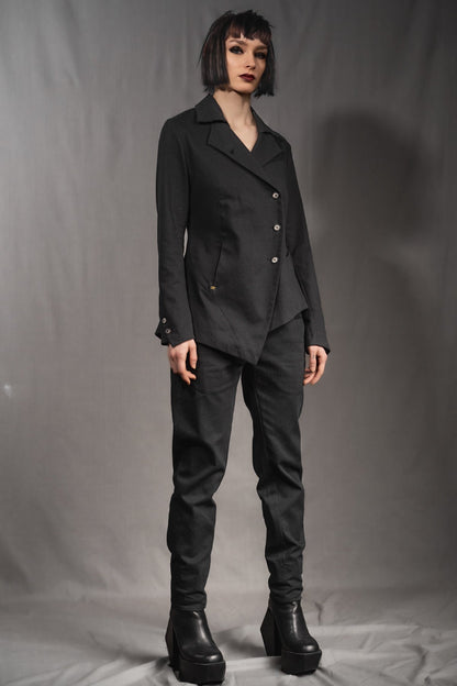 eigensinnig wien | SteKil | Asymmetrischer, moderner, schwarzer Damen Hosenanzug aus leichter Baumwolle