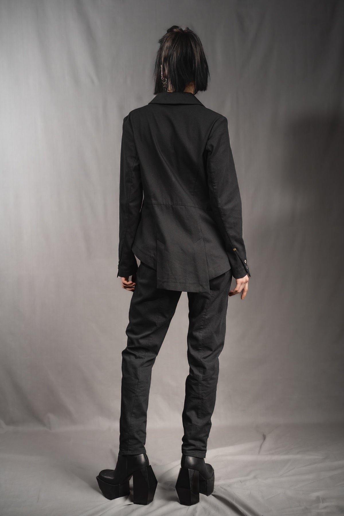 eigensinnig wien | SteKil | Asymmetrischer, moderner, schwarzer Damen Hosenanzug aus leichter Baumwolle