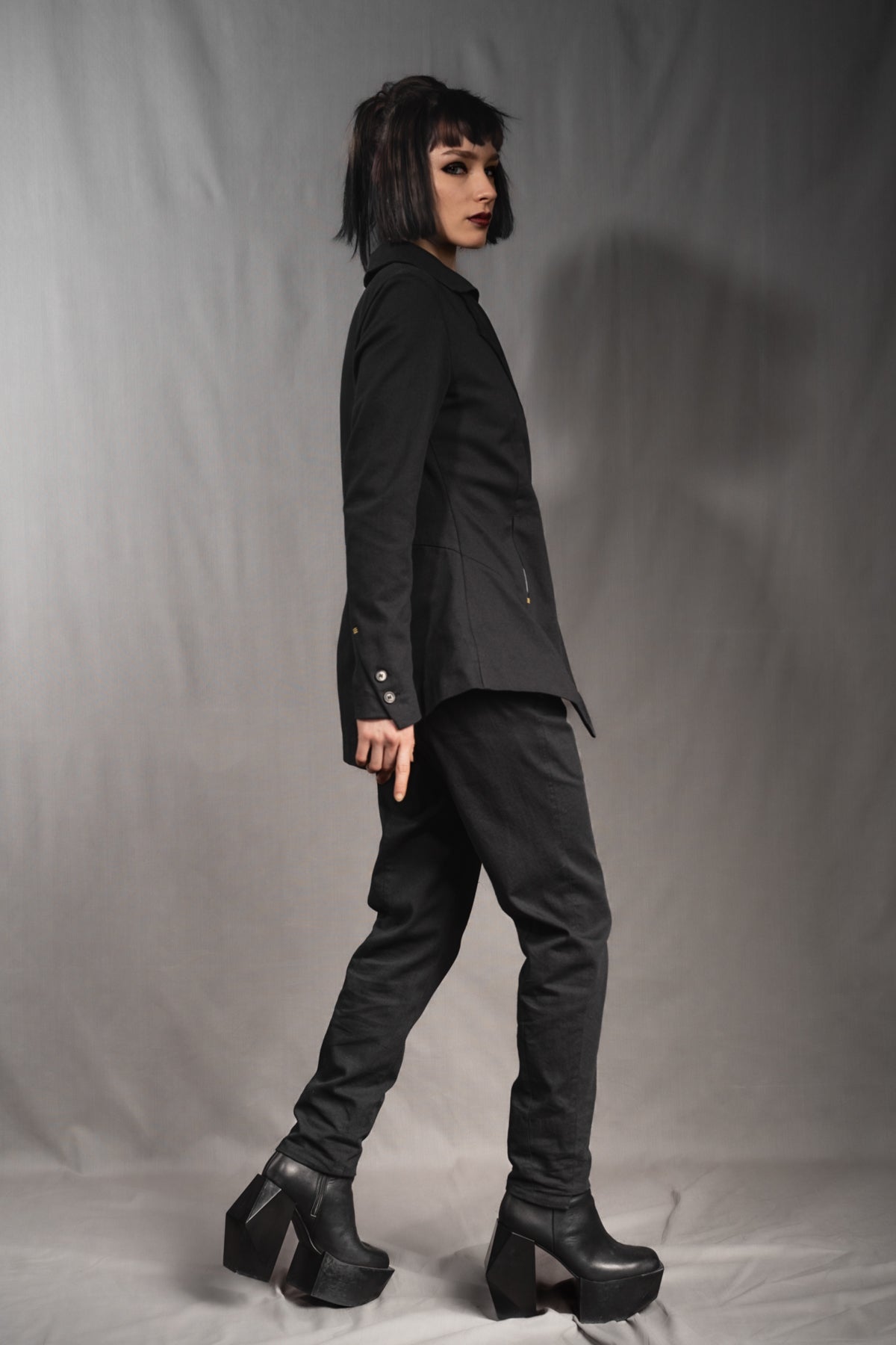 eigensinnig wien | SteKil | Asymmetrischer, moderner, schwarzer Damen Hosenanzug aus leichter Baumwolle