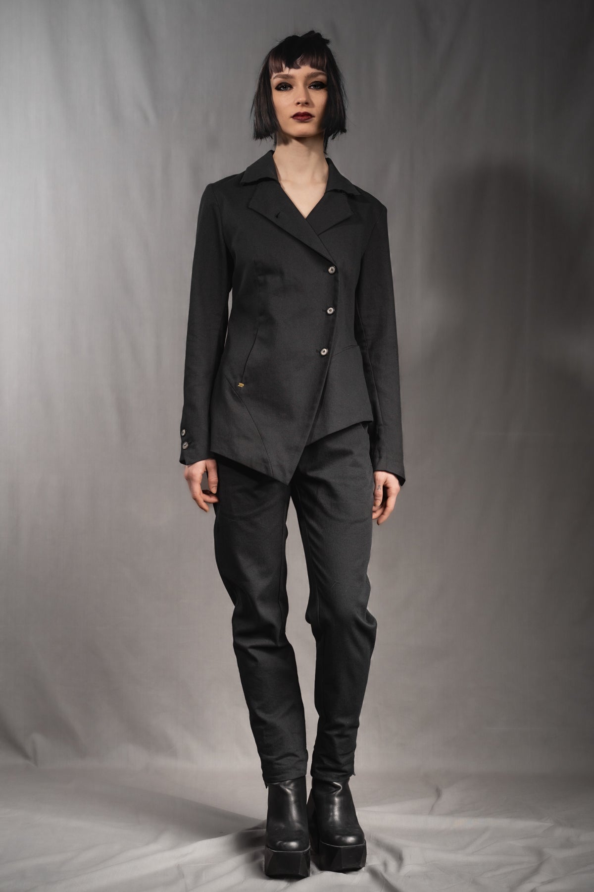 eigensinnig wien | SteKil | Asymmetrischer, moderner, schwarzer Damen Hosenanzug aus leichter Baumwolle