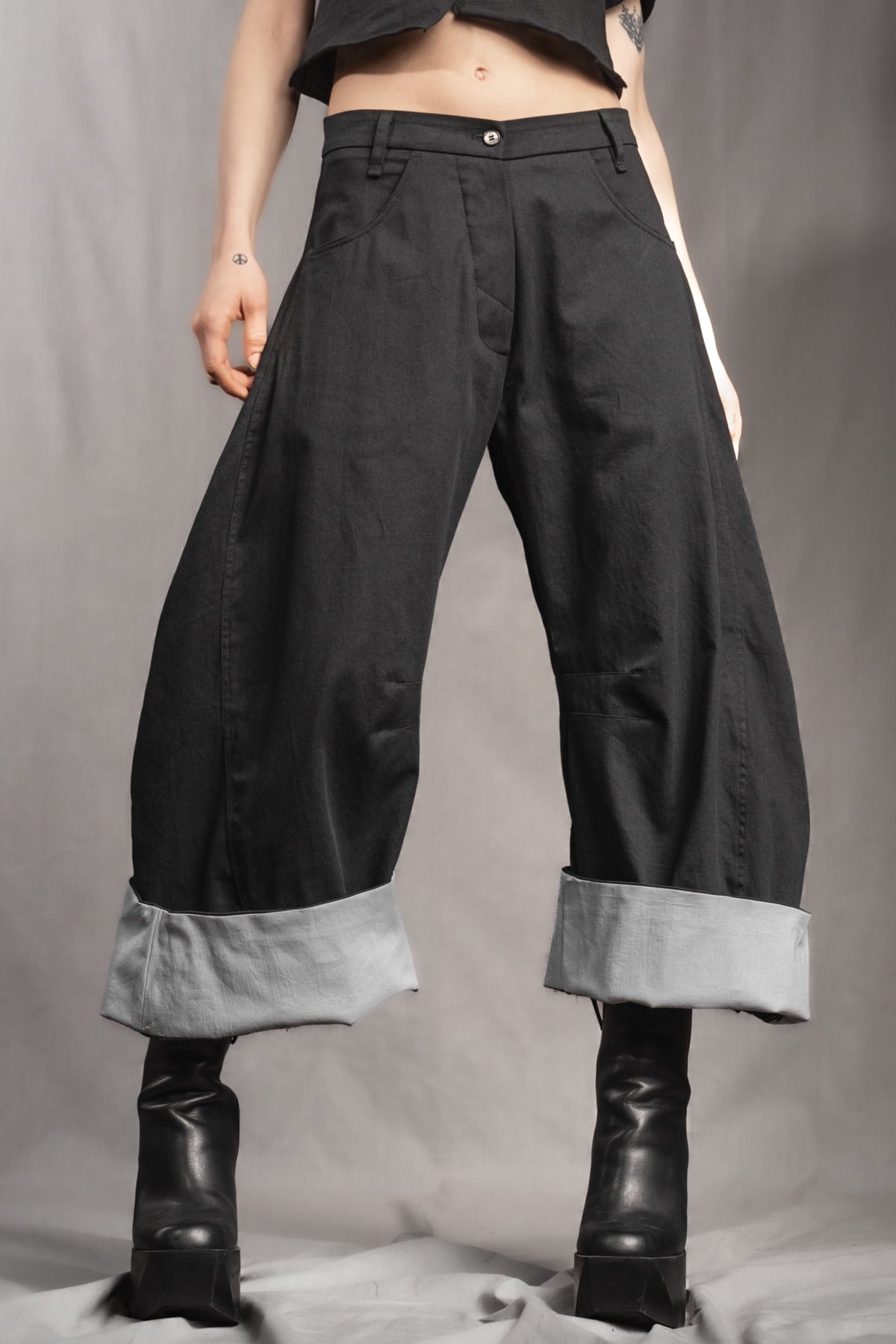 eigensinnig wien | SteNin | Asymmetrischer Designer Hosenanzug mit Barrel Leg Hose in Schwarz