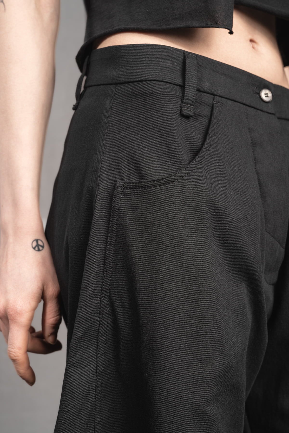 eigensinnig wien | SteNin | Asymmetrischer Designer Hosenanzug mit Barrel Leg Hose in Schwarz