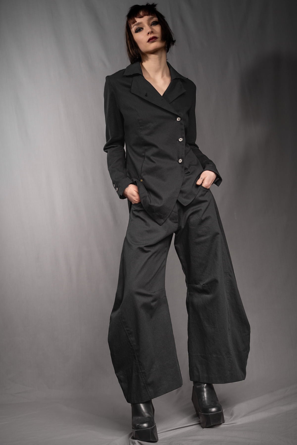 eigensinnig wien | SteNin | Asymmetrischer Designer Hosenanzug mit Barrel Leg Hose in Schwarz