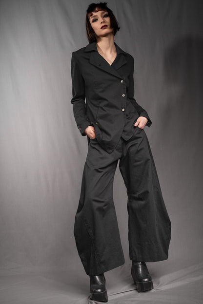 eigensinnig wien | SteNin | Asymmetrischer Designer Hosenanzug mit Barrel Leg Hose in Schwarz