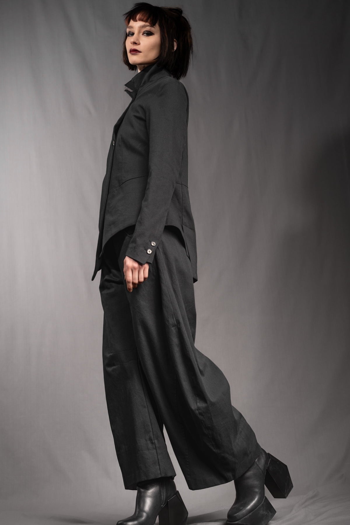 eigensinnig wien | SteNin | Asymmetrischer Designer Hosenanzug mit Barrel Leg Hose in Schwarz