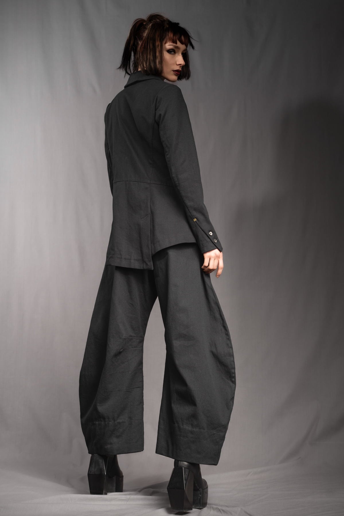 eigensinnig wien | SteNin | Asymmetrischer Designer Hosenanzug mit Barrel Leg Hose in Schwarz
