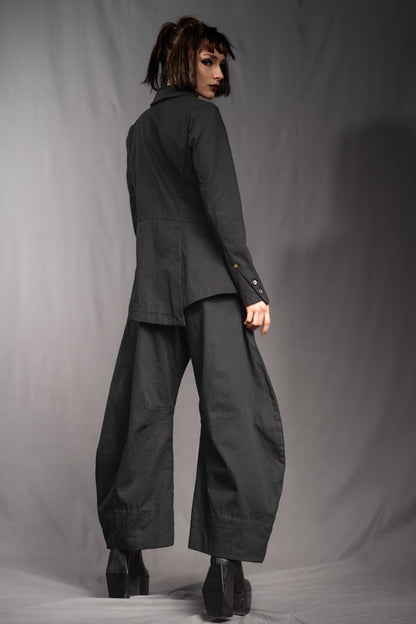 eigensinnig wien | SteNin | Asymmetrischer Designer Hosenanzug mit Barrel Leg Hose in Schwarz
