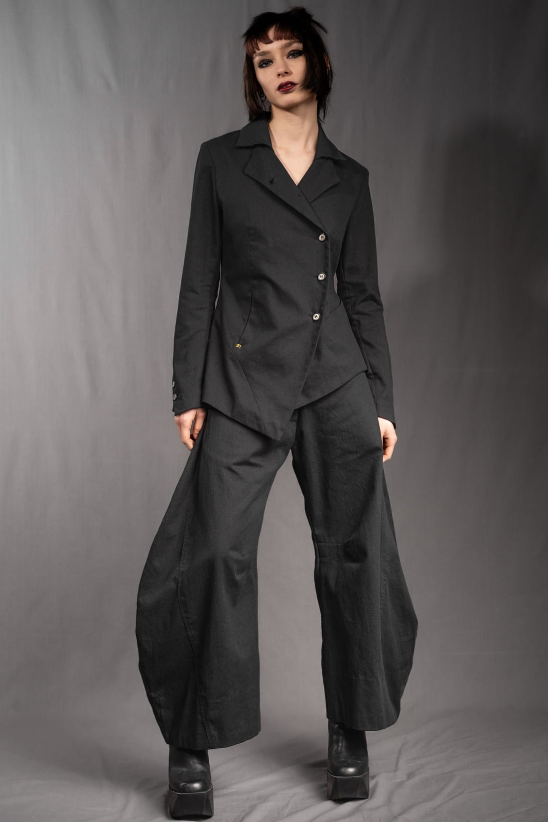 eigensinnig wien | SteNin | Asymmetrischer Designer Hosenanzug mit Barrel Leg Hose in Schwarz