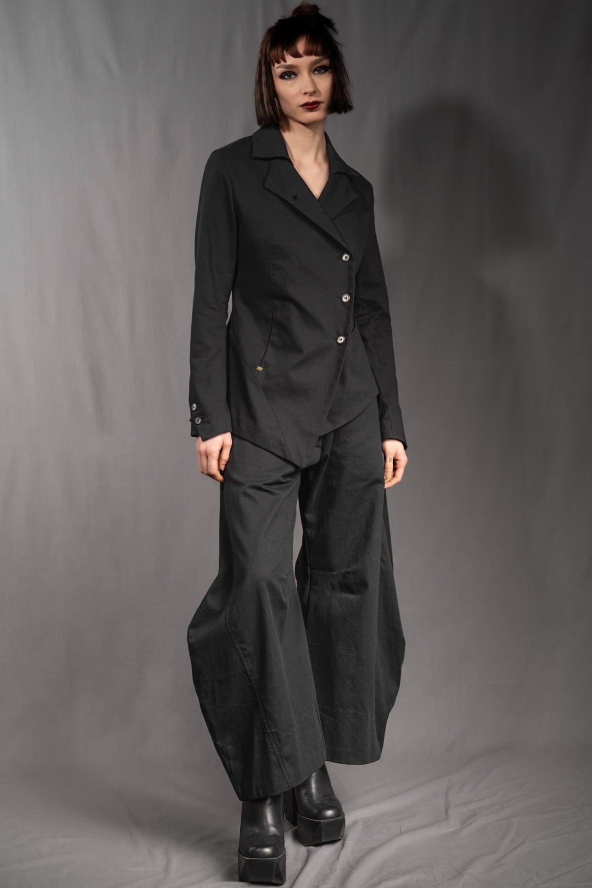 eigensinnig wien | SteNin | Asymmetrischer Designer Hosenanzug mit Barrel Leg Hose in Schwarz