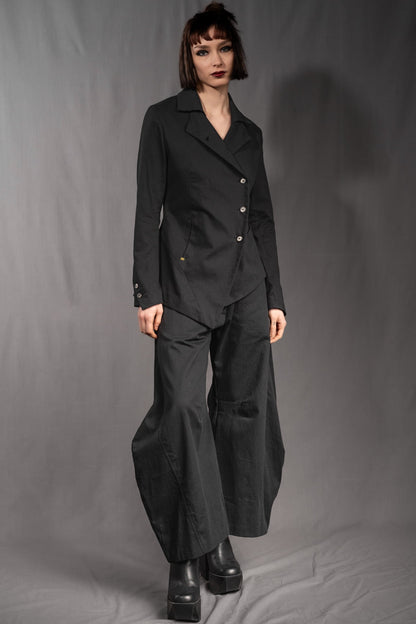 eigensinnig wien | SteNin | Asymmetrischer Designer Hosenanzug mit Barrel Leg Hose in Schwarz