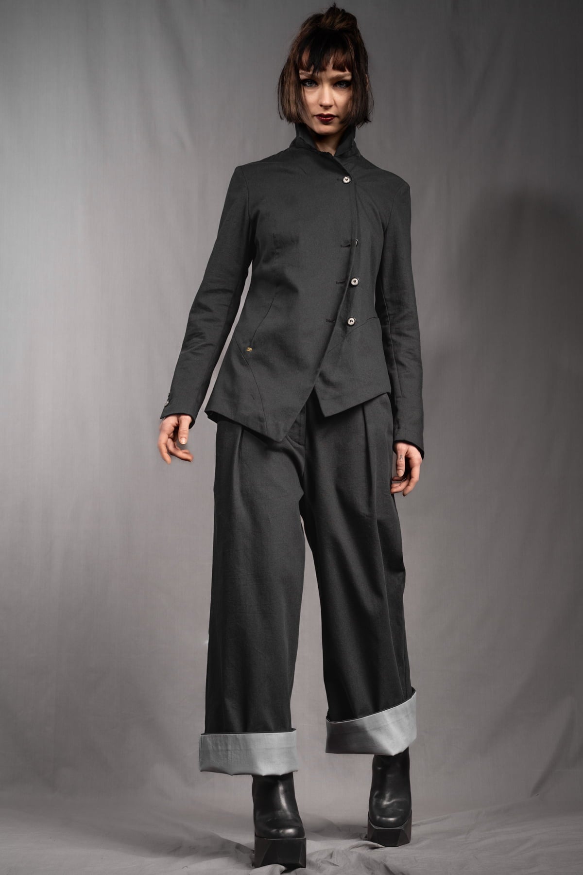 eigensinnig wien | SteStr |Extravagenter Damenanzug aus schwarzer Baumwolle