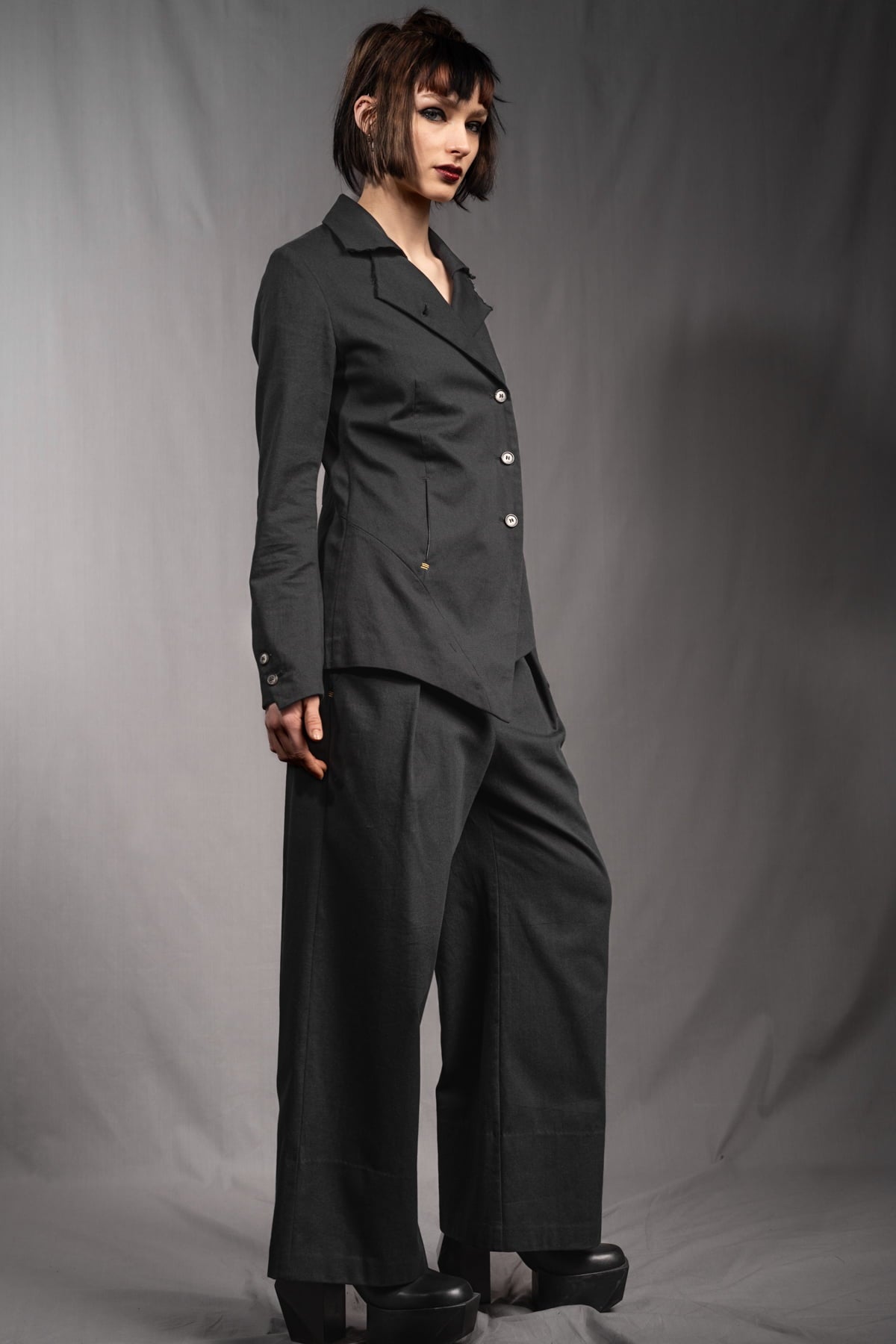 eigensinnig wien | SteStr |Extravagenter Damenanzug aus schwarzer Baumwolle