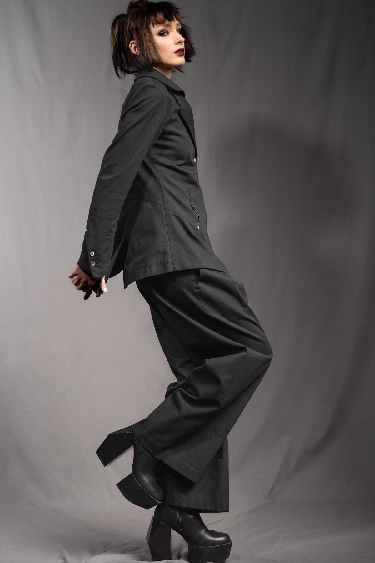 eigensinnig wien | SteStr |Extravagenter Damenanzug aus schwarzer Baumwolle