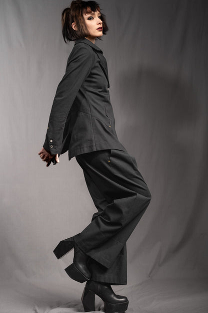 eigensinnig wien | SteStr |Extravagenter Damenanzug aus schwarzer Baumwolle