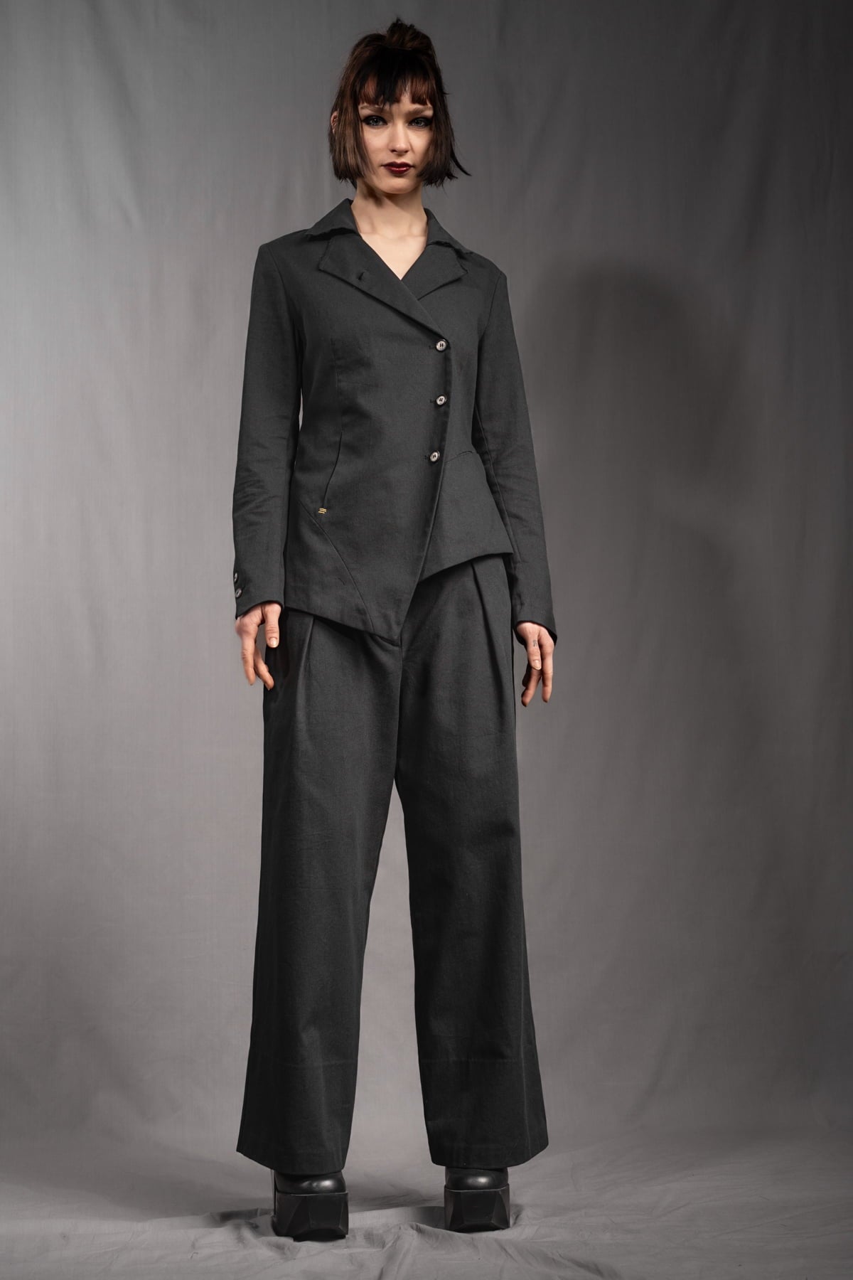 eigensinnig wien | SteStr |Extravagenter Damenanzug aus schwarzer Baumwolle
