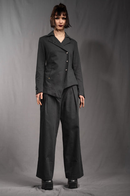 eigensinnig wien | SteStr |Extravagenter Damenanzug aus schwarzer Baumwolle
