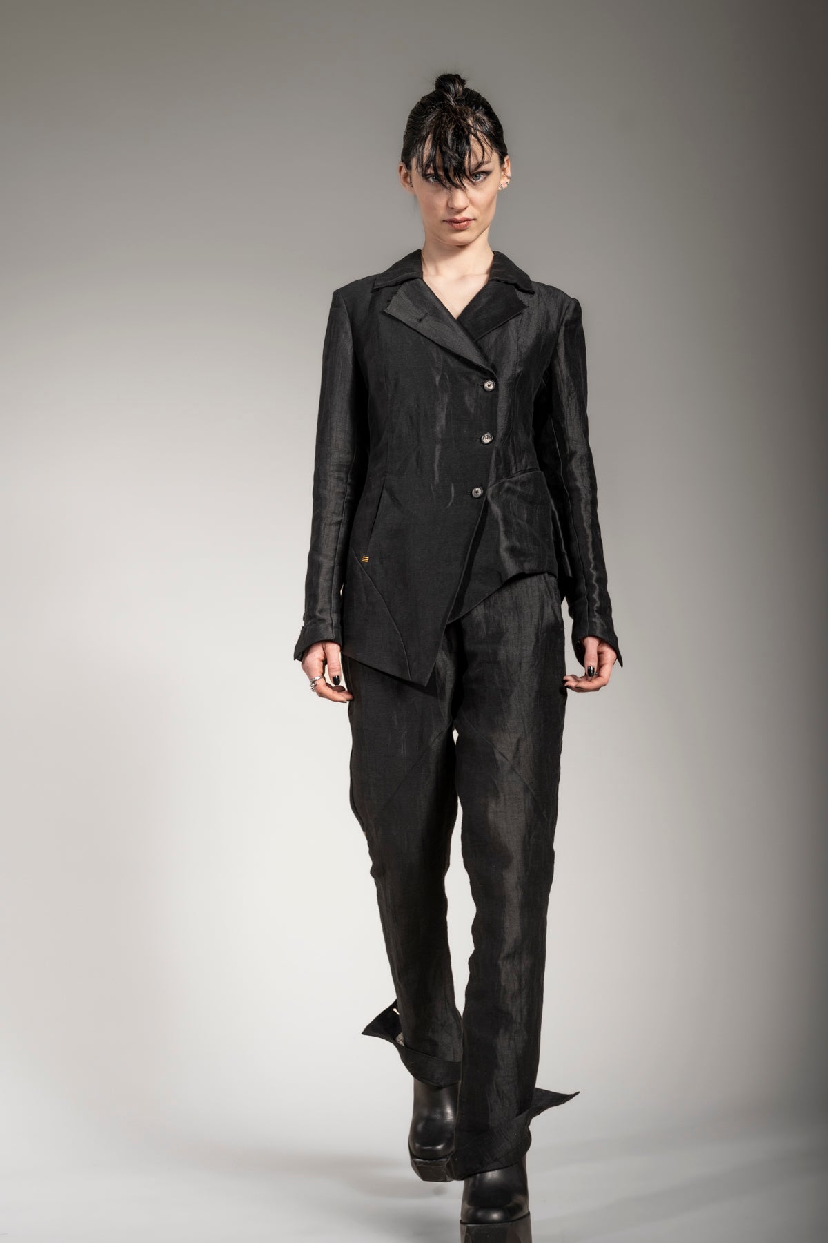 Schwarzer Leinenanzug für Damen mit asymmetrischem Blazer
