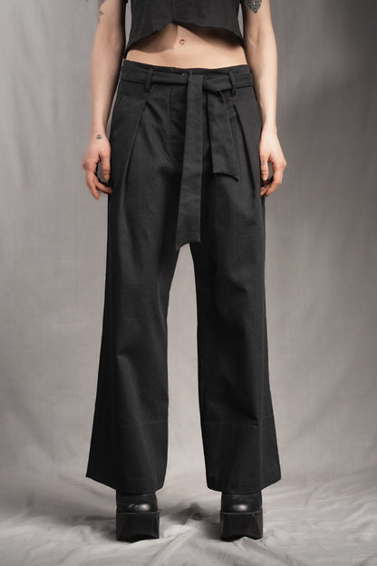 eigensinnig wien | Streeruwitz | Elegante Avantgarde Bundfaltenhose mit weitem Bein aus schwarzer Baumwolle