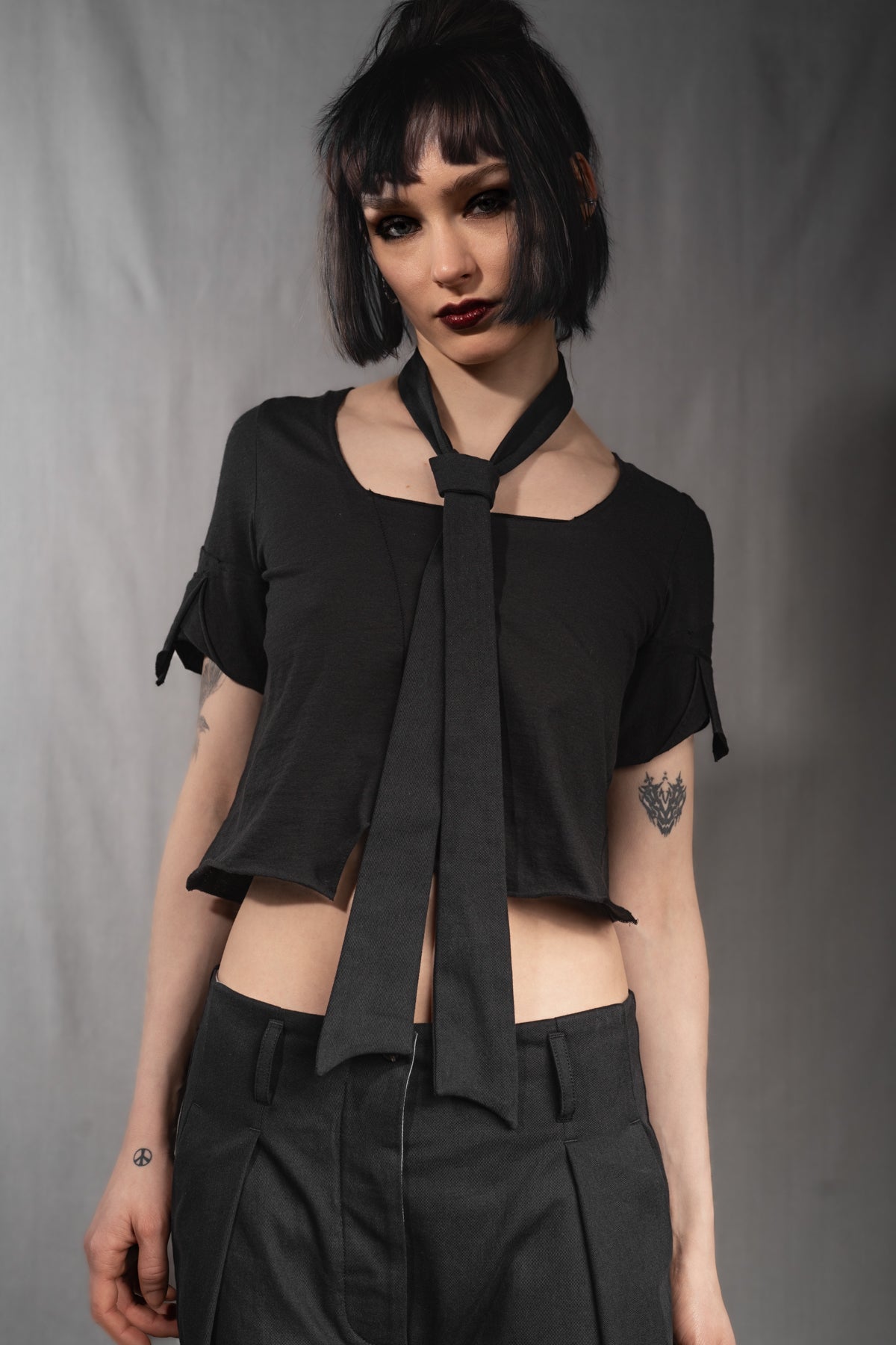 eigensinnig wien | Streeruwitz | Elegante Avantgarde Bundfaltenhose mit weitem Bein aus schwarzer Baumwolle