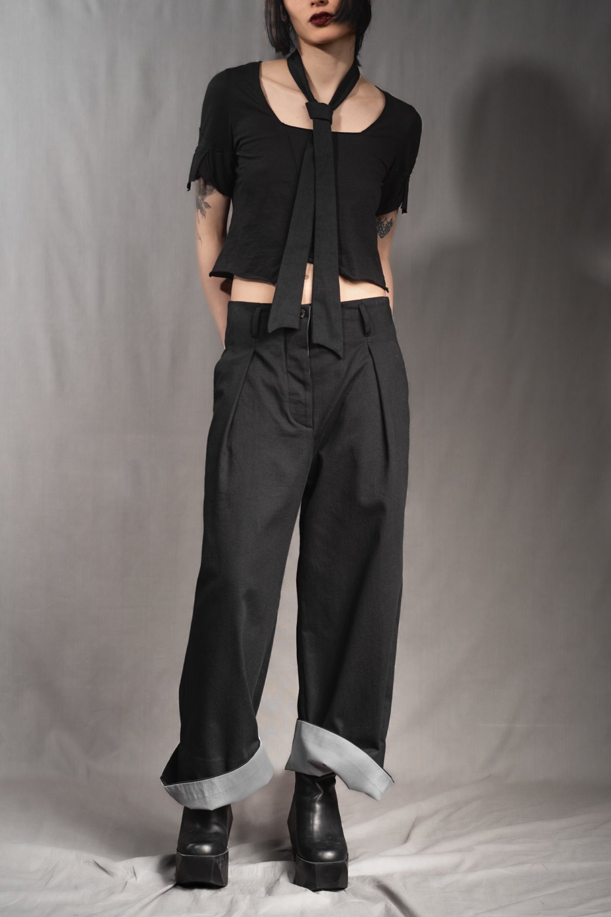 eigensinnig wien | Streeruwitz | Elegante Avantgarde Bundfaltenhose mit weitem Bein aus schwarzer Baumwolle