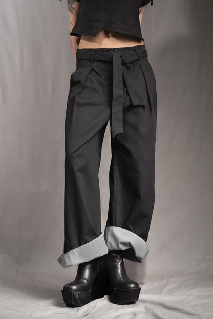 eigensinnig wien | Streeruwitz | Elegante Avantgarde Bundfaltenhose mit weitem Bein aus schwarzer Baumwolle