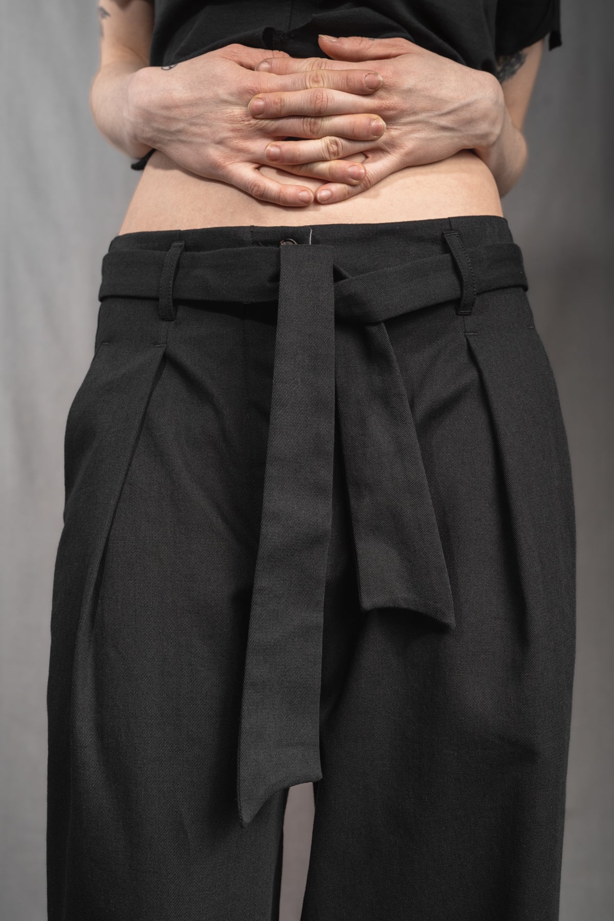 eigensinnig wien | Streeruwitz | Elegante Avantgarde Bundfaltenhose mit weitem Bein aus schwarzer Baumwolle