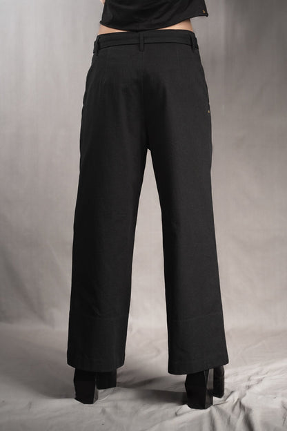 eigensinnig wien | Streeruwitz | Elegante Avantgarde Bundfaltenhose mit weitem Bein aus schwarzer Baumwolle