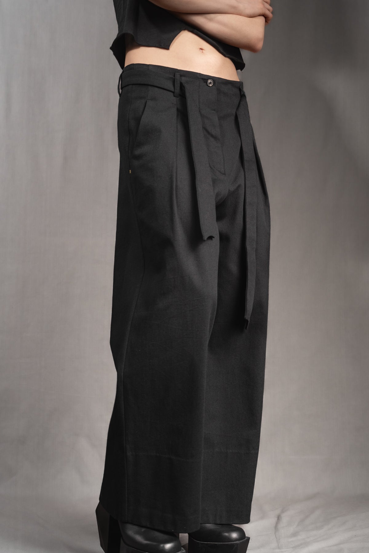 eigensinnig wien | Streeruwitz | Elegante Avantgarde Bundfaltenhose mit weitem Bein aus schwarzer Baumwolle