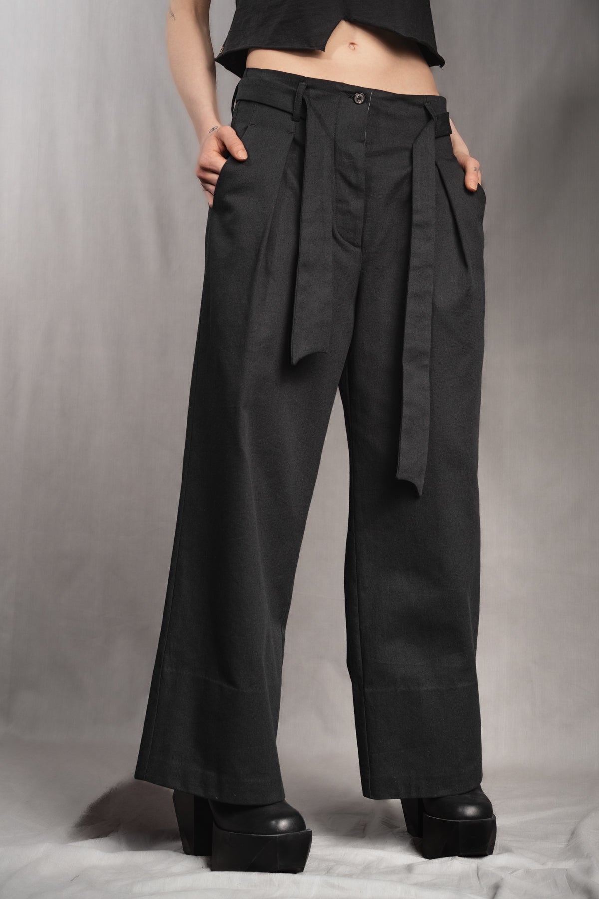 eigensinnig wien | Streeruwitz | Elegante Avantgarde Bundfaltenhose mit weitem Bein aus schwarzer Baumwolle