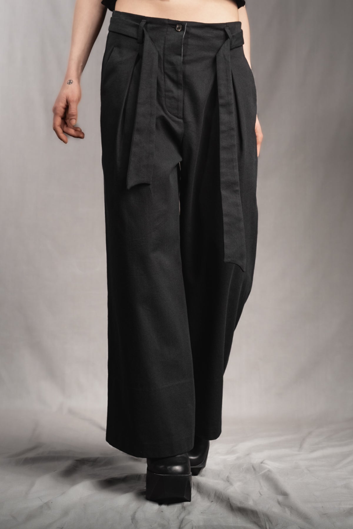 eigensinnig wien | Streeruwitz | Elegante Avantgarde Bundfaltenhose mit weitem Bein aus schwarzer Baumwolle