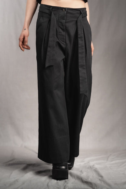 eigensinnig wien | Streeruwitz | Elegante Avantgarde Bundfaltenhose mit weitem Bein aus schwarzer Baumwolle