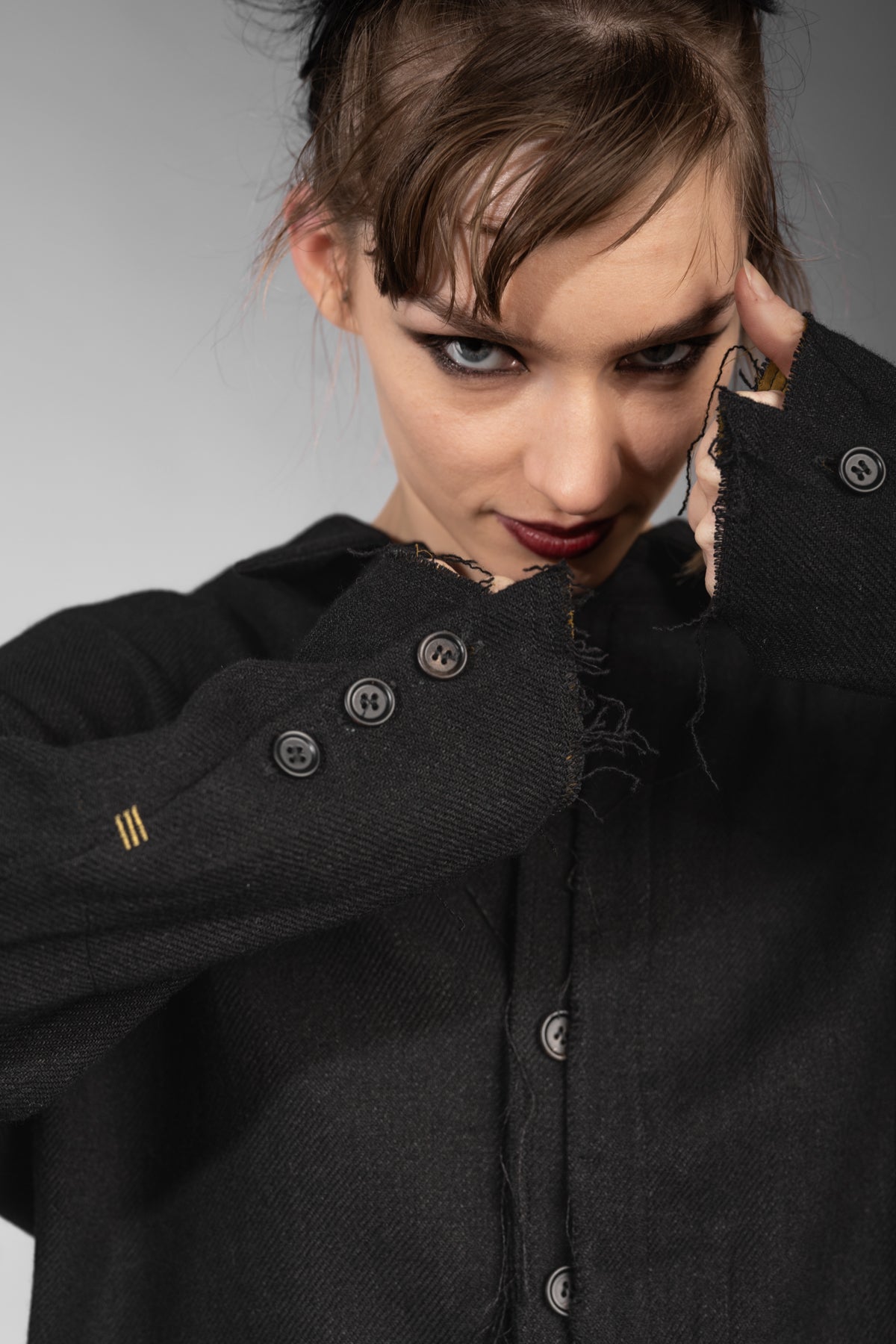 eigensinnig wien | Thoreau | Außergewöhnliches, schwarzes Designer Overshirt aus Wolle-Leinen-Mix