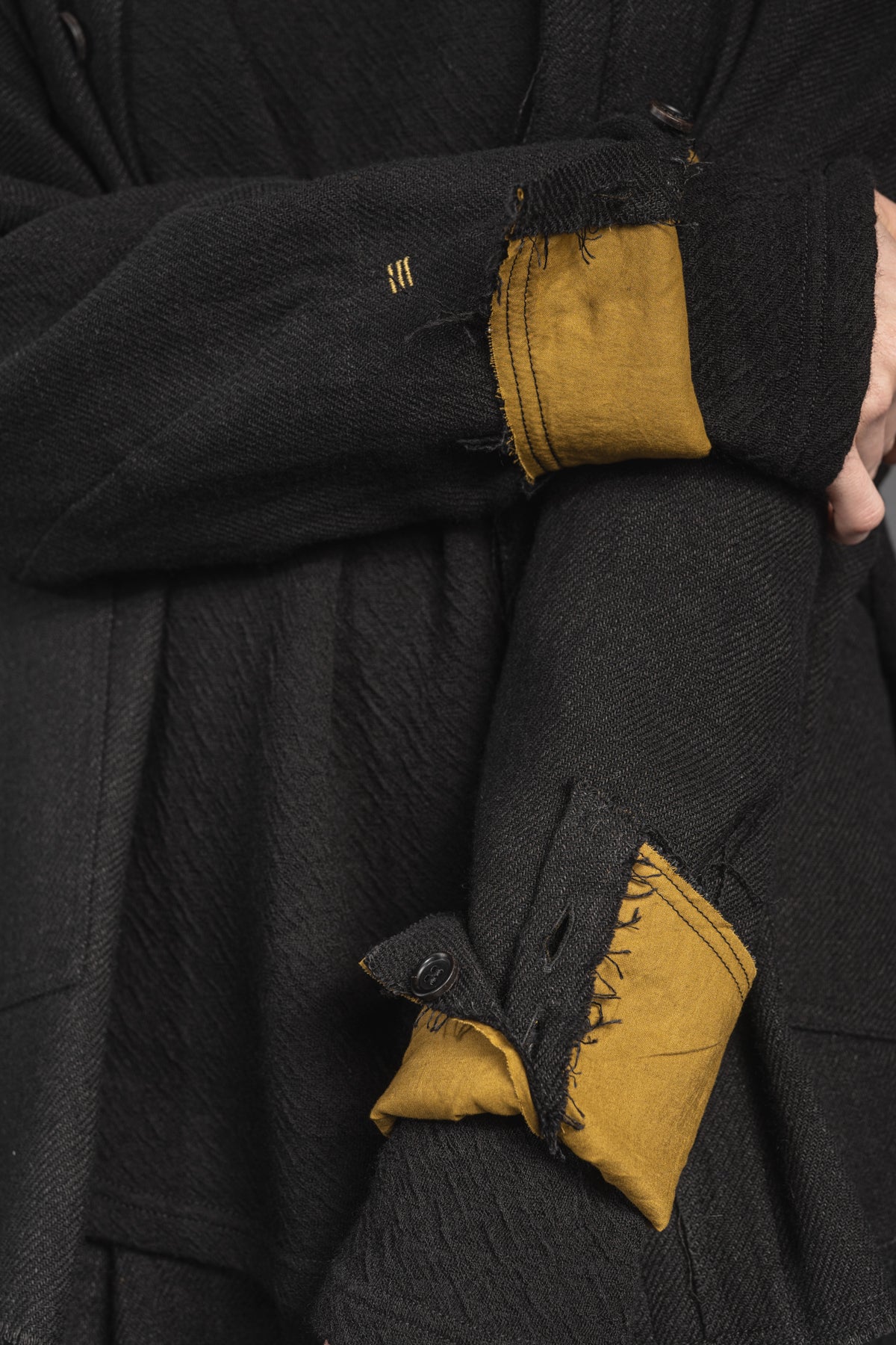 eigensinnig wien | Thoreau | Außergewöhnliches, schwarzes Designer Overshirt aus Wolle-Leinen-Mix