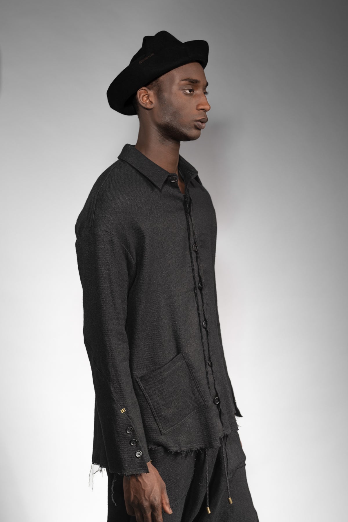 eigensinnig wien | Thoreau | Außergewöhnliches, schwarzes Designer Overshirt aus Wolle-Leinen-Mix