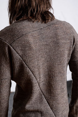 eigensinnig wien | Tolstoi | Außergewöhnlicher Pullover aus feiner, dünner Wolle mit asymmetrischen Nähten in sand
