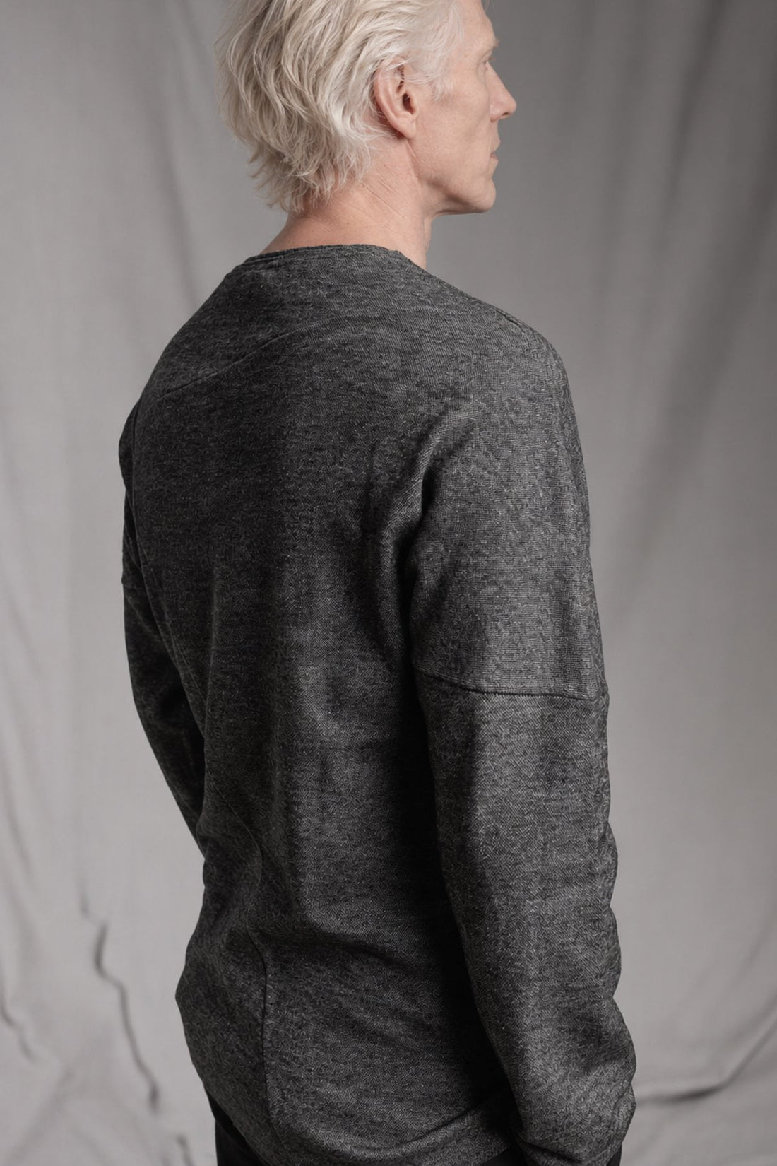 eigensinnig wien | Tolstoi | Avantgardistischer Designerpullover für Herren aus meliertem Wollmix-Jersey