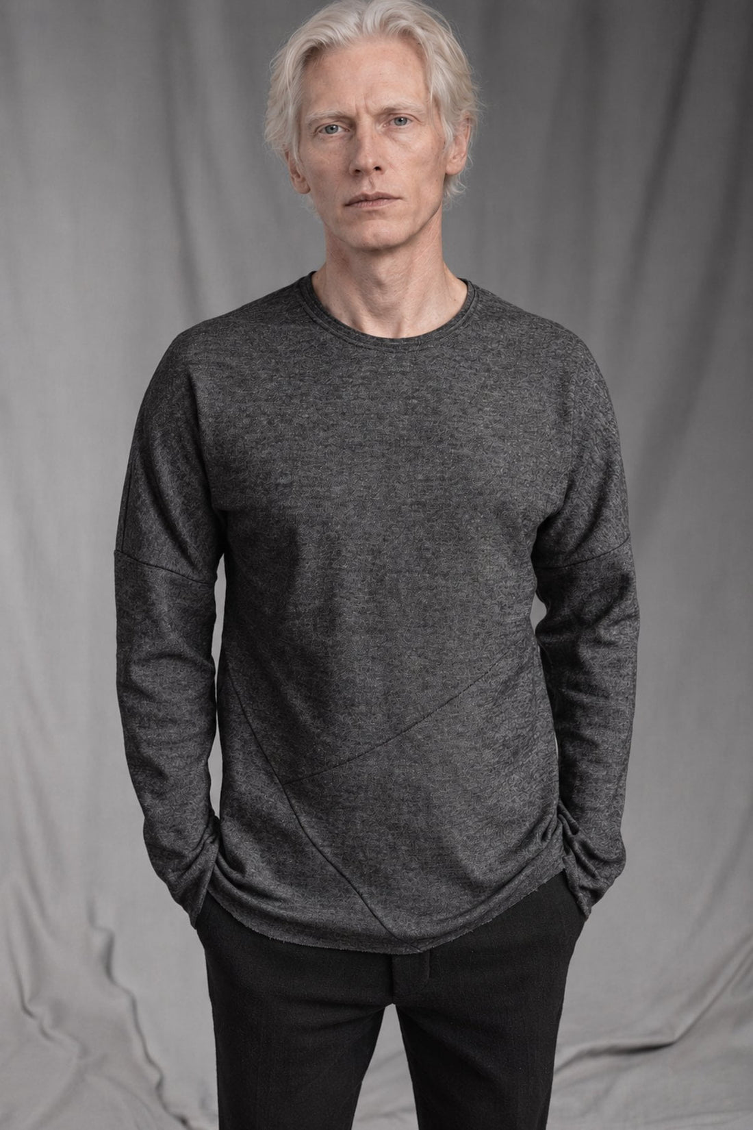 eigensinnig wien | Tolstoi | Avantgardistischer Designerpullover für Herren aus meliertem Wollmix-Jersey