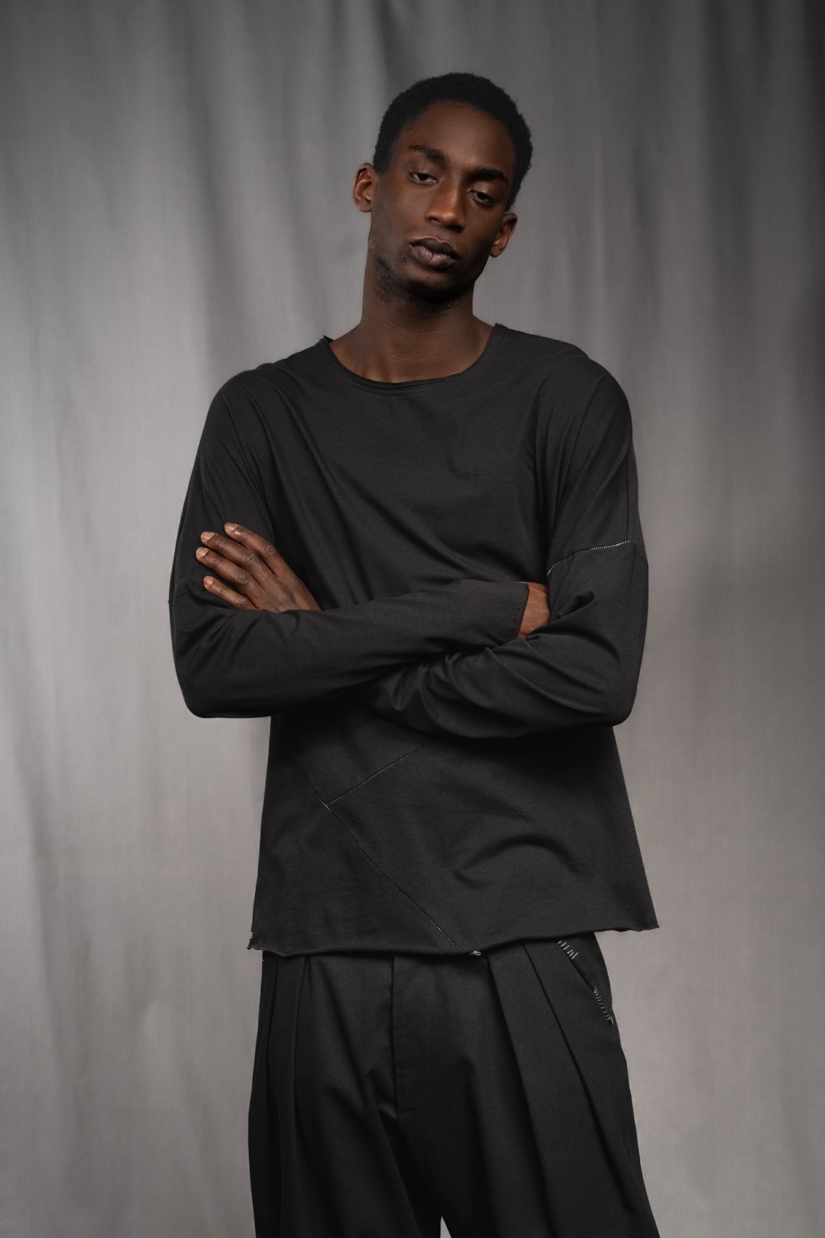 eigensinnig wien | Tolstoi | Dünner, schwarzer Designer Herren-Pullover aus Baumwolle