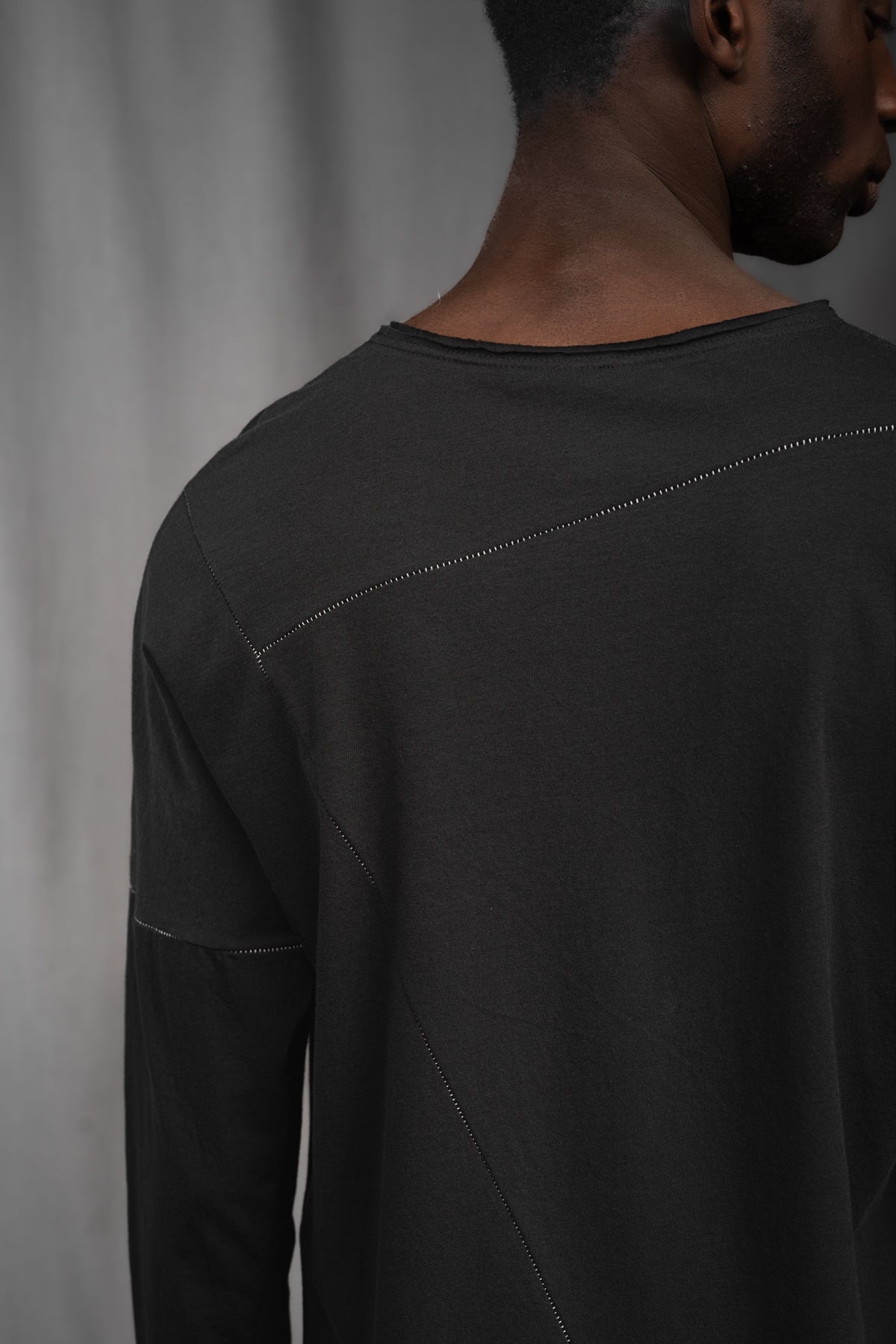 eigensinnig wien | Tolstoi | Dünner, schwarzer Designer Herren-Pullover aus Baumwolle